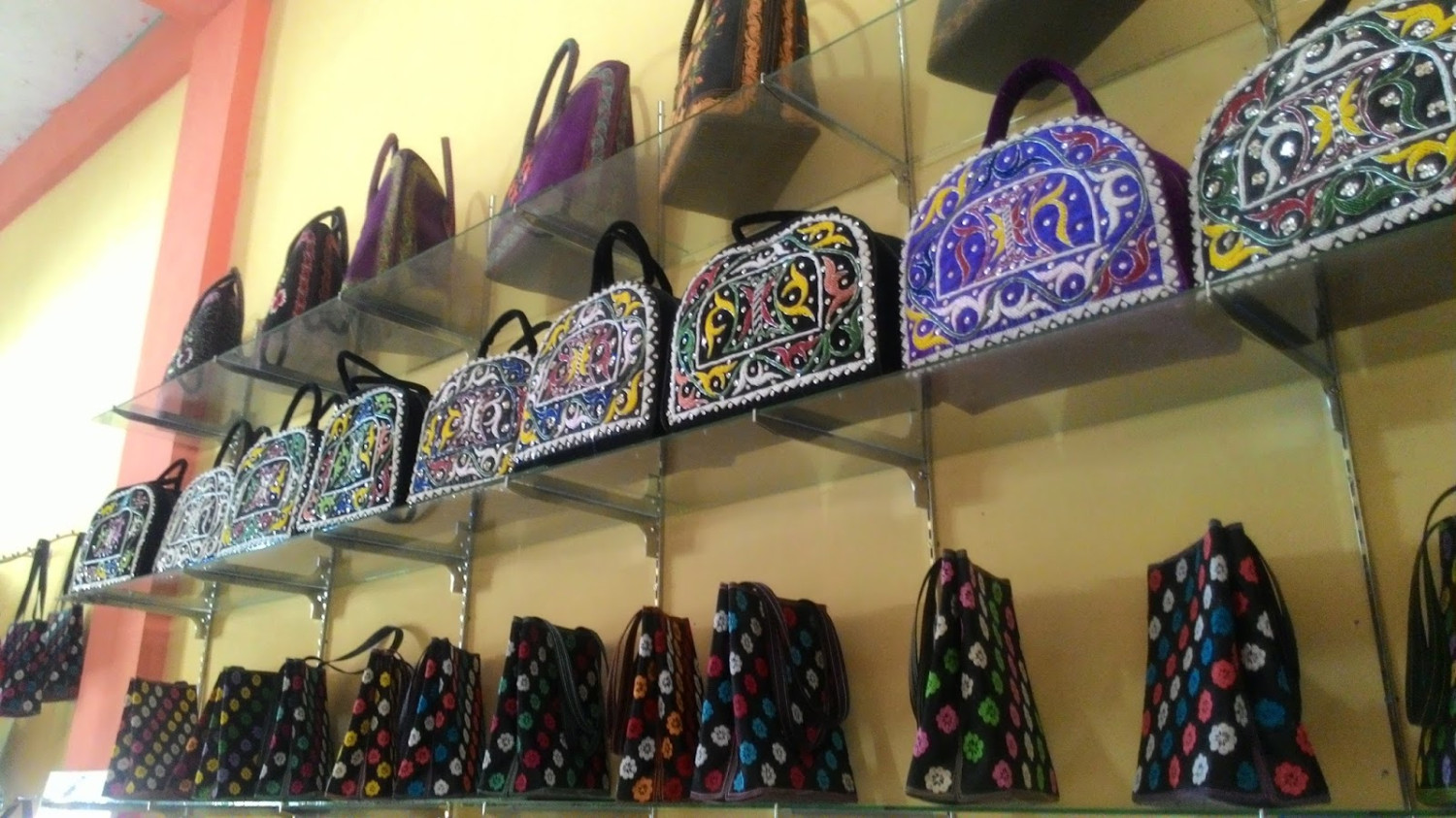 1. Poci Tanah Liat, 2. Kaos Galgil, 3. Keramik, 4. Kerajinan Eceng Gondok, 5. Kerajinan Relief Kuningan, 6. Kerajinan Bordir, 7. Teng-tengan, 8. Kerajinan Kayu Antik, 9. Mug Tanah Liat, 10. Kerajinan Ukiran