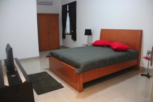 1. Kost Pistela Home Tipe A, 2. Kost Halmaher 29, 3. Kost Dewa Dewi Tipe C, 4. Kost Harian Rabella Home Tipe B, 5. Kost Green Garden Majasem Tegal, 6. Kost Olda, 7. Kost Dewi Kelapa Sawit, 8. Kost Al-Kautsar, 9. Kost Dalem Savila, 10. Kost Bayt Mubarrokah
