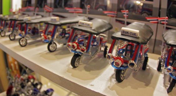 1. Gantungan Kunci, 3. Porselen Benjarong, 4. Lingerie Disaya, 5. Miniatur Patung Gajah, 6. Peluit Burung Dua Suara, 7. Celana Muay Thai, 8. Miniatur Tuk-tuk, 10. Cangkir Baja
