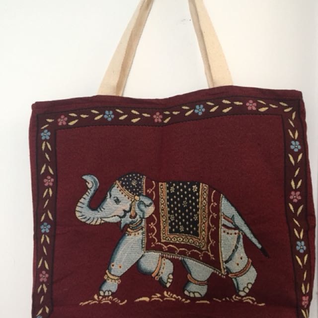 1. Gantungan Kunci, 3. Porselen Benjarong, 4. Lingerie Disaya, 5. Miniatur Patung Gajah, 6. Peluit Burung Dua Suara, 7. Celana Muay Thai, 8. Miniatur Tuk-tuk, 10. Cangkir Baja