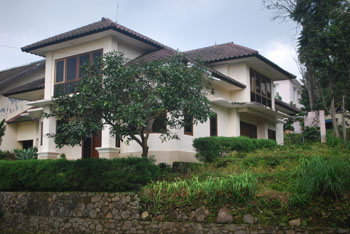 1. Sinar Ekspress Villa, 2. Villa Blok D1 Trawas, 3. Villa Rusa, 4. Villa Andreas, 5. Villa Gardena, 6. Villa Bu Dollah Trawas
