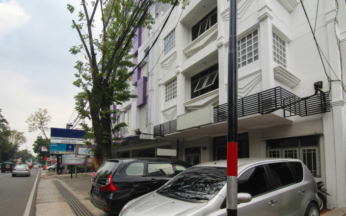 1. Wisma Gasibu Syariah, 2. Losmen Arimbi 1, 3. Airy Veteran 30, 4. Mustika, 5. Gegerkalong Asri, 6. Guest House POS, 7. Losmen Leuwi Panjang, 8. Petra Plaza, 9. Pondok Wisata Juanda, 10. Rorompok Hotel, 11. Harapan Indah, 12. Garden Hostel, 13. Hotel Tjimahi, 14. Hotel Patradisa, 15. Puri Tomat, 16. The Naripan, 17. RedDoorz, 18. Image Hotel, 19. D’Best, 20. Ciwidey Valley Resort