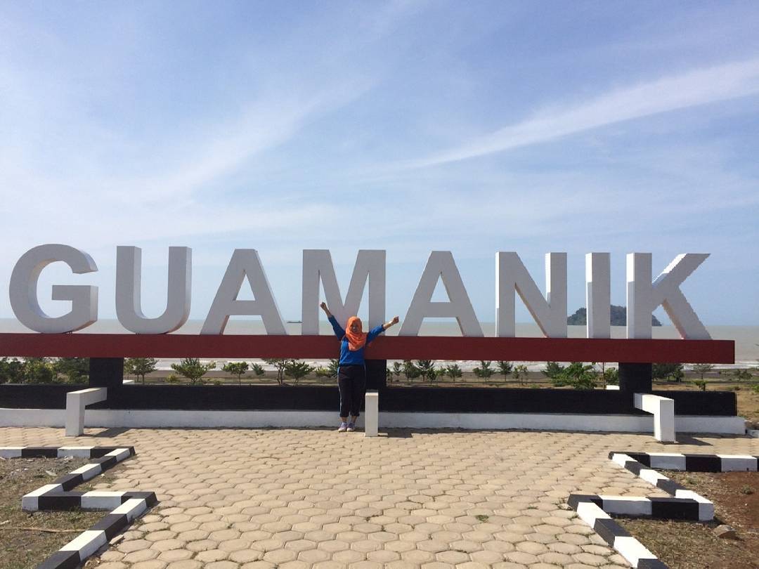 1. Pantai Bandengan, 2. Kepulauan Karimunjawa, 3. Akar Seribu Plajan, 4. Pantai Kartini, 5. Museum R.A Kartini , 6. Pulau Panjang, 7. Benteng Portugis, 8. Air Terjun Songgolangit, 9. Pantai Teluk Awur, 10. Pantai Pungkruk, 11. Pulau Mandalika, 12. Pantai Ombak Mati, 13. Pantai Gua Manik, 14. Goa Tritip, 15. Danau Blingoh, 16. Pertapaan Ratu Kalinyamat, 17. Masjid Mantingan, 18. Air Terjun Jurang Nganten, 19. Candi Bubrah, 20. Tiara Park Waterboom, 21. Jepara Ocean Park, 22. Gunung Genuk, 23. Gunung Muria, 24. Hutan Wisata Wono Sreni Indah, 25. Hutan Pinus Setro Batealit