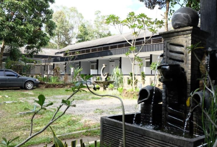 1. Wisma Gasibu Syariah, 2. Losmen Arimbi 1, 3. Airy Veteran 30, 4. Mustika, 5. Gegerkalong Asri, 6. Guest House POS, 7. Losmen Leuwi Panjang, 8. Petra Plaza, 9. Pondok Wisata Juanda, 10. Rorompok Hotel, 11. Harapan Indah, 12. Garden Hostel, 13. Hotel Tjimahi, 14. Hotel Patradisa, 15. Puri Tomat, 16. The Naripan, 17. RedDoorz, 18. Image Hotel, 19. D’Best, 20. Ciwidey Valley Resort