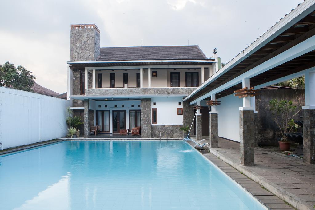 1. Wisma Gasibu Syariah, 2. Losmen Arimbi 1, 3. Airy Veteran 30, 4. Mustika, 5. Gegerkalong Asri, 6. Guest House POS, 7. Losmen Leuwi Panjang, 8. Petra Plaza, 9. Pondok Wisata Juanda, 10. Rorompok Hotel, 11. Harapan Indah, 12. Garden Hostel, 13. Hotel Tjimahi, 14. Hotel Patradisa, 15. Puri Tomat, 16. The Naripan, 17. RedDoorz, 18. Image Hotel, 19. D’Best, 20. Ciwidey Valley Resort