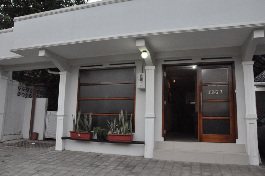 1. Wisma Gasibu Syariah, 2. Losmen Arimbi 1, 3. Airy Veteran 30, 4. Mustika, 5. Gegerkalong Asri, 6. Guest House POS, 7. Losmen Leuwi Panjang, 8. Petra Plaza, 9. Pondok Wisata Juanda, 10. Rorompok Hotel, 11. Harapan Indah, 12. Garden Hostel, 13. Hotel Tjimahi, 14. Hotel Patradisa, 15. Puri Tomat, 16. The Naripan, 17. RedDoorz, 18. Image Hotel, 19. D’Best, 20. Ciwidey Valley Resort