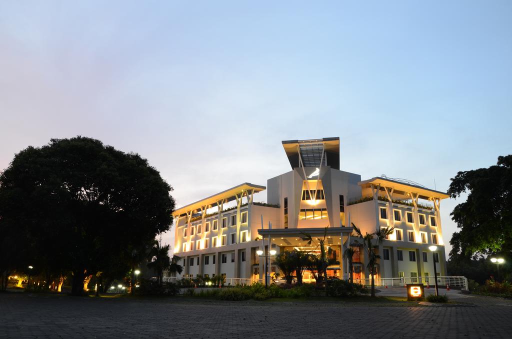 1. Padmadewi Anyer Villa &amp; Hotel, 2. Hawaii Resort Family Suites, 3. Aston Anyer Beach Hotel, 4. Marbella Hotel, Convention &amp; Spa, 5. The Royale Krakatau, 6. Amaris Hotel Cilegon, 7. Hotel Mambruk Anyer, 8. Allisa Resort Hotel, 9. Anyer Cottage Hotel Beach Resort, 10. Salsa Beach Hotel Anyer, 11. Nuansa Bali Hotel Anyer, 12. Kampoeng Poci Hotel, 13. Resort Prima Anyer, 14. The Acacia Hotel Anyer, 15. Patria Jasa Anyer Beach