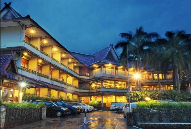 1. Hotel Tirtangga, 2. Hotel Santika Garut, 3. Favehotel Cimanuk Garut, 4. Hotel Harmoni Garut, 5. Hotel Ramayana Garut, 6. Villa Alyera, 7. Hotel Alamand Garut, 8. Hotel Bintang Radannte, 9. Hotel Karang Laut Pantai Santolo, 10. Hotel Agusta Garut, 11. Green Hero Hotel Darajat, 12. Villa D’Roemah Hampor, 13. Villa House Darajat 154, 14. Danau Dariza Resort-Hotel, 15. Sabda Alam Hotel dan Resort