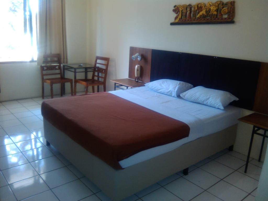 1. Hotel Tirtangga, 2. Hotel Santika Garut, 3. Favehotel Cimanuk Garut, 4. Hotel Harmoni Garut, 5. Hotel Ramayana Garut, 6. Villa Alyera, 7. Hotel Alamand Garut, 8. Hotel Bintang Radannte, 9. Hotel Karang Laut Pantai Santolo, 10. Hotel Agusta Garut, 11. Green Hero Hotel Darajat, 12. Villa D’Roemah Hampor, 13. Villa House Darajat 154, 14. Danau Dariza Resort-Hotel, 15. Sabda Alam Hotel dan Resort