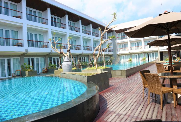1. Hotel Tirtangga, 2. Hotel Santika Garut, 3. Favehotel Cimanuk Garut, 4. Hotel Harmoni Garut, 5. Hotel Ramayana Garut, 6. Villa Alyera, 7. Hotel Alamand Garut, 8. Hotel Bintang Radannte, 9. Hotel Karang Laut Pantai Santolo, 10. Hotel Agusta Garut, 11. Green Hero Hotel Darajat, 12. Villa D’Roemah Hampor, 13. Villa House Darajat 154, 14. Danau Dariza Resort-Hotel, 15. Sabda Alam Hotel dan Resort