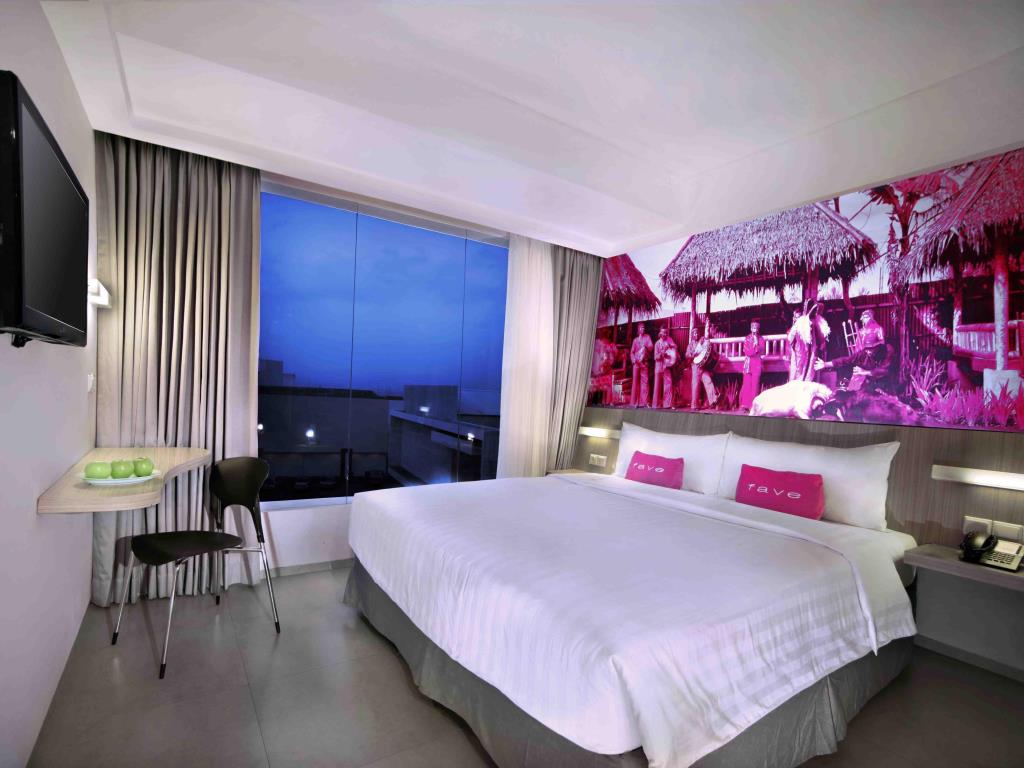 1. Hotel Tirtangga, 2. Hotel Santika Garut, 3. Favehotel Cimanuk Garut, 4. Hotel Harmoni Garut, 5. Hotel Ramayana Garut, 6. Villa Alyera, 7. Hotel Alamand Garut, 8. Hotel Bintang Radannte, 9. Hotel Karang Laut Pantai Santolo, 10. Hotel Agusta Garut, 11. Green Hero Hotel Darajat, 12. Villa D’Roemah Hampor, 13. Villa House Darajat 154, 14. Danau Dariza Resort-Hotel, 15. Sabda Alam Hotel dan Resort