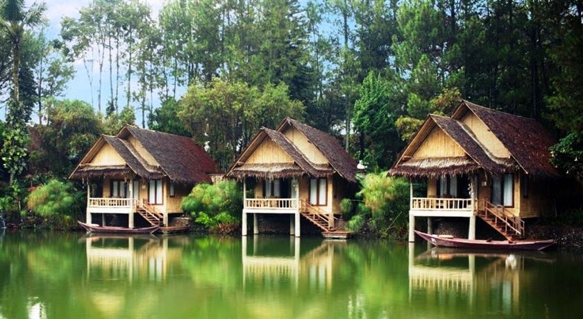 1. Kebun Mawar Situhapa Hotel, 2. Kampung Sampireun Resort and Spa, 3. Sabda Alam Hotel &amp; Resort, 4. Kamojang Green Hotel &amp; Resort, 5. Banyu Alam Resort, 6. Danau Dariza Resort Hotel, 7. Hotel Santika