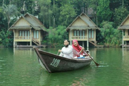 1. Kebun Mawar Situhapa Hotel, 2. Kampung Sampireun Resort and Spa, 3. Sabda Alam Hotel &amp; Resort, 4. Kamojang Green Hotel &amp; Resort, 5. Banyu Alam Resort, 6. Danau Dariza Resort Hotel, 7. Hotel Santika