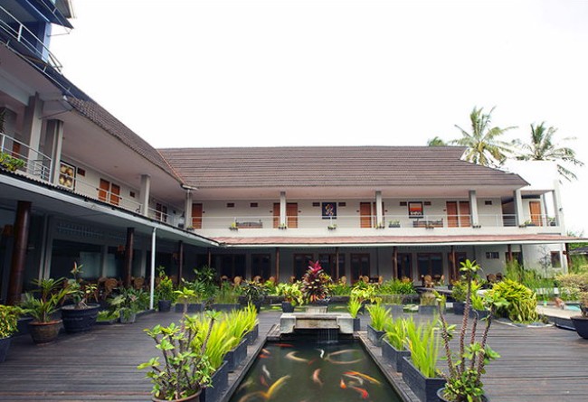 1. Kebun Mawar Situhapa Hotel, 2. Kampung Sampireun Resort and Spa, 3. Sabda Alam Hotel &amp; Resort, 4. Kamojang Green Hotel &amp; Resort, 5. Banyu Alam Resort, 6. Danau Dariza Resort Hotel, 7. Hotel Santika