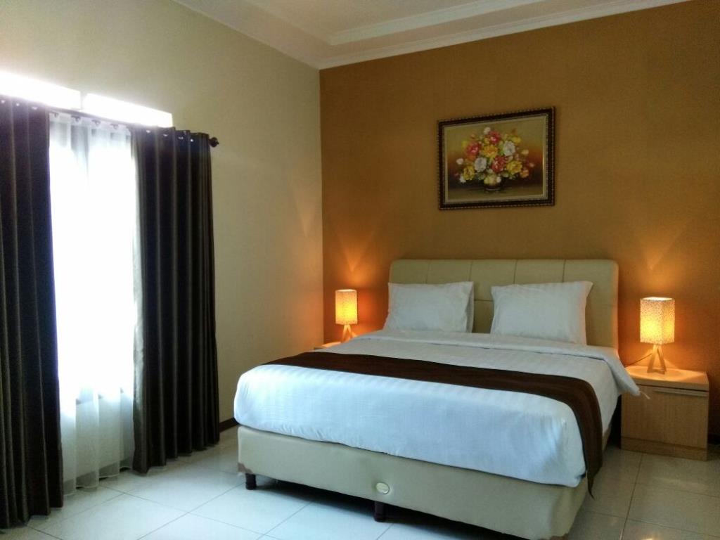 1. Hotel Tirtangga, 2. Hotel Santika Garut, 3. Favehotel Cimanuk Garut, 4. Hotel Harmoni Garut, 5. Hotel Ramayana Garut, 6. Villa Alyera, 7. Hotel Alamand Garut, 8. Hotel Bintang Radannte, 9. Hotel Karang Laut Pantai Santolo, 10. Hotel Agusta Garut, 11. Green Hero Hotel Darajat, 12. Villa D’Roemah Hampor, 13. Villa House Darajat 154, 14. Danau Dariza Resort-Hotel, 15. Sabda Alam Hotel dan Resort