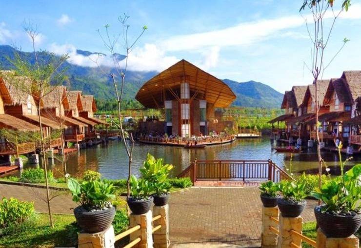 1. Kebun Mawar Situhapa Hotel, 2. Kampung Sampireun Resort and Spa, 3. Sabda Alam Hotel &amp; Resort, 4. Kamojang Green Hotel &amp; Resort, 5. Banyu Alam Resort, 6. Danau Dariza Resort Hotel, 7. Hotel Santika