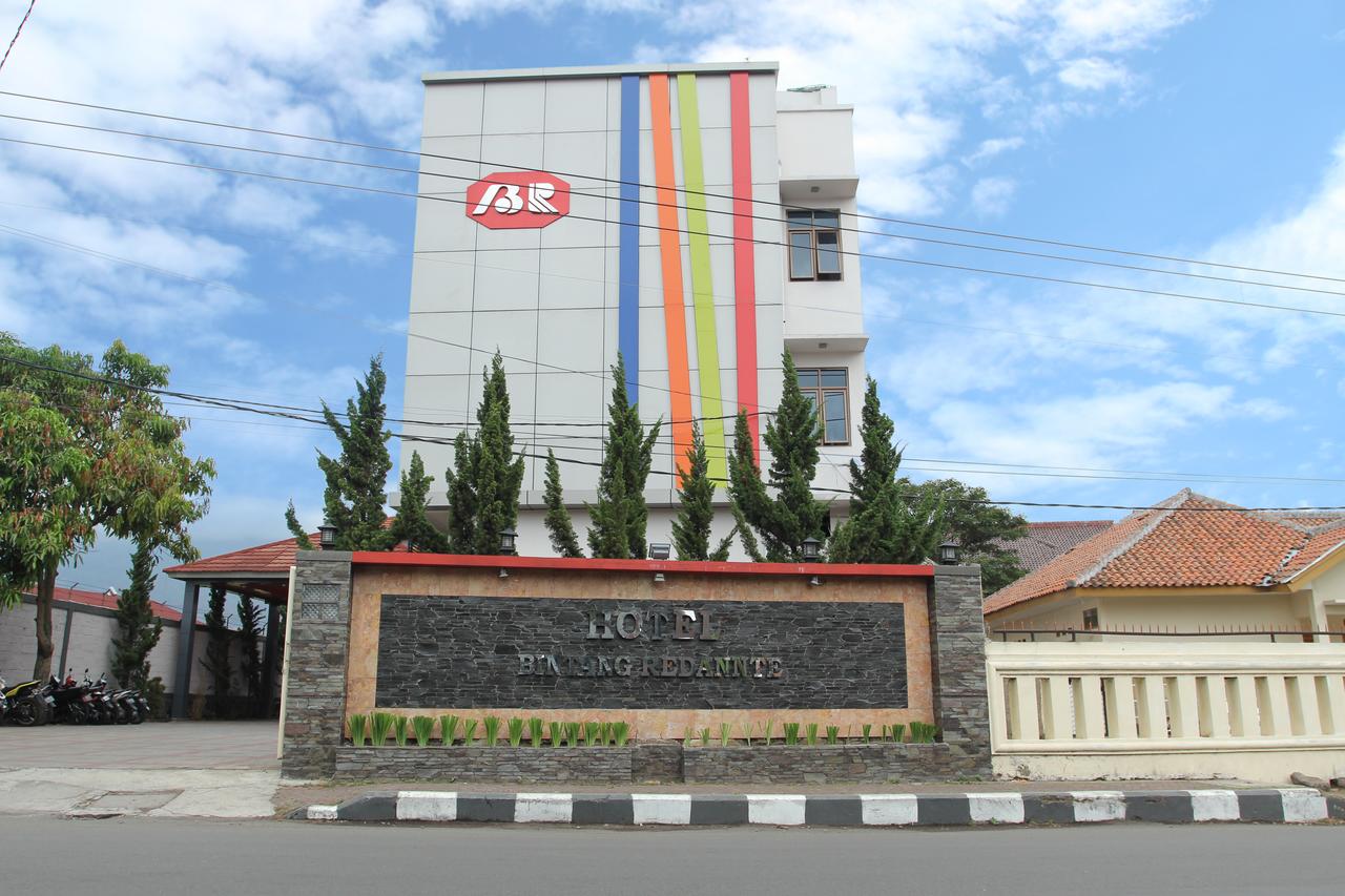 1. Hotel Tirtangga, 2. Hotel Santika Garut, 3. Favehotel Cimanuk Garut, 4. Hotel Harmoni Garut, 5. Hotel Ramayana Garut, 6. Villa Alyera, 7. Hotel Alamand Garut, 8. Hotel Bintang Radannte, 9. Hotel Karang Laut Pantai Santolo, 10. Hotel Agusta Garut, 11. Green Hero Hotel Darajat, 12. Villa D’Roemah Hampor, 13. Villa House Darajat 154, 14. Danau Dariza Resort-Hotel, 15. Sabda Alam Hotel dan Resort