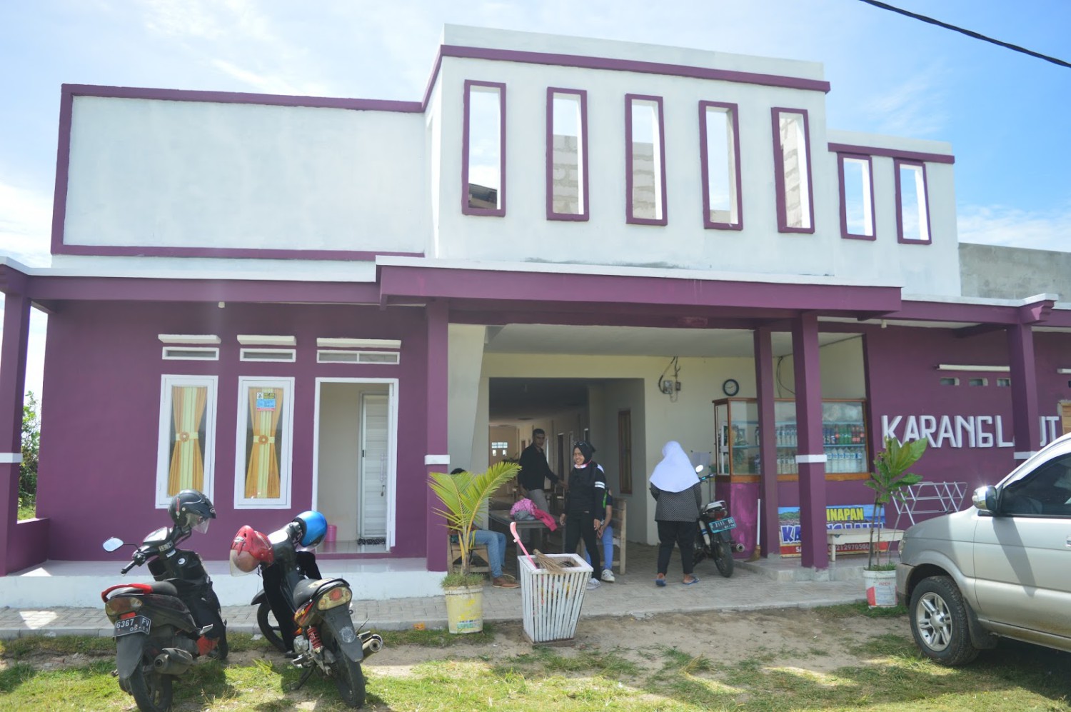 1. Hotel Tirtangga, 2. Hotel Santika Garut, 3. Favehotel Cimanuk Garut, 4. Hotel Harmoni Garut, 5. Hotel Ramayana Garut, 6. Villa Alyera, 7. Hotel Alamand Garut, 8. Hotel Bintang Radannte, 9. Hotel Karang Laut Pantai Santolo, 10. Hotel Agusta Garut, 11. Green Hero Hotel Darajat, 12. Villa D’Roemah Hampor, 13. Villa House Darajat 154, 14. Danau Dariza Resort-Hotel, 15. Sabda Alam Hotel dan Resort
