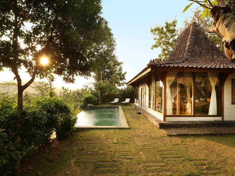 1. Plataran Borobudur, 2. Amanjiwo Resort, 3. Sevilla Resort, 4. Villa Borobudur Resort, 5. Villa Grand Artos