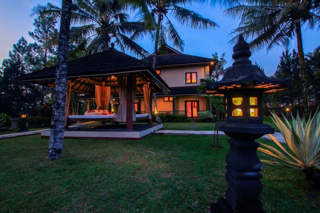 1. Plataran Borobudur, 2. Amanjiwo Resort, 3. Sevilla Resort, 4. Villa Borobudur Resort, 5. Villa Grand Artos