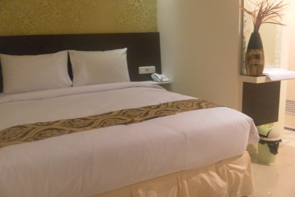 1. Red Doorz Premium Near Nippah Mall, 2. Hotel Tanjung, 3. Airy Eco Karebosi Jampea 2 Makassar, 4. Harmoni Inn Pelabuhan Makassar, 5. Airy Wajo Buru 23 Makassar, 6. New Legend Hotel, 7. Hotel Beril Nur, 8. D’Holiday Hotel, 9. Hotel Sanrina Makassar, 10. M Boutique Hotel, 11. Hotel Jolin, 12. Yasmin Hotel Makassar, 13. D’Bugis Ocean Hotel, 14. Allson City Hotel, 15. Airy Ujung Pandang Sungai Poso Makassar