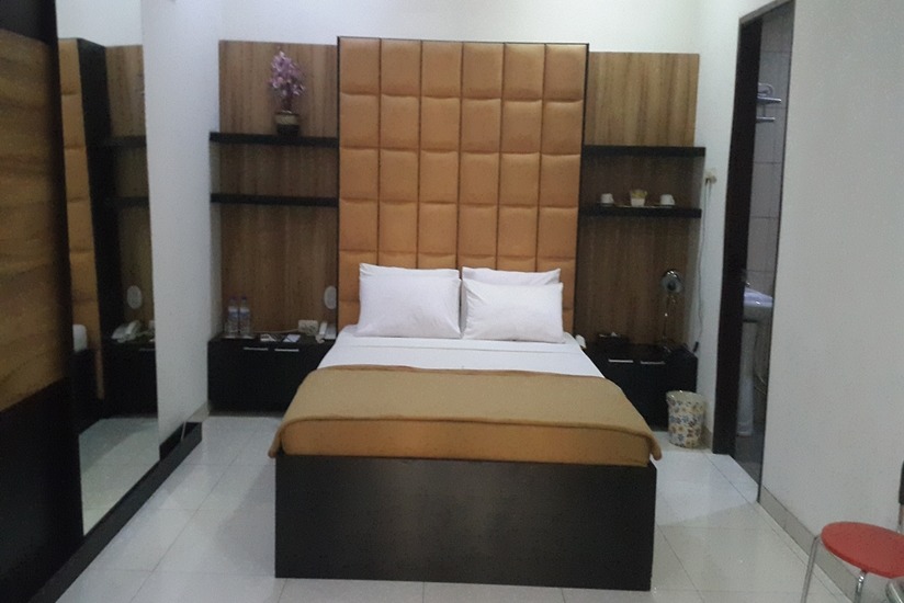 1. Kanaka Giana, 2. Wisma Jampea, 3. Makassar Guest House, 4. Valentino Boutique, 5. Wisma Banda, 6. Beril Nur Hotel, 7. Rumah Landee Homestay, 8. Jaya Homestay, 9. Airy Rooms, 10. BTP Homestay, 11. Salshabila House, 12. Wisma Tamalanrea UNHAS, 13. Favehotel, 14. Wisma Sentosa, 15. Buddies Homestay