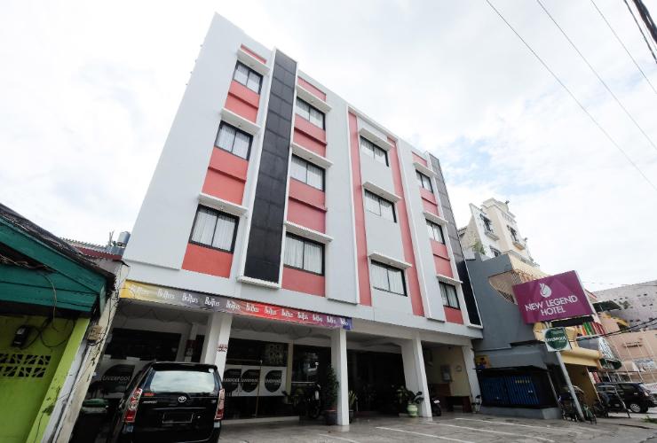 1. Red Doorz Premium Near Nippah Mall, 2. Hotel Tanjung, 3. Airy Eco Karebosi Jampea 2 Makassar, 4. Harmoni Inn Pelabuhan Makassar, 5. Airy Wajo Buru 23 Makassar, 6. New Legend Hotel, 7. Hotel Beril Nur, 8. D’Holiday Hotel, 9. Hotel Sanrina Makassar, 10. M Boutique Hotel, 11. Hotel Jolin, 12. Yasmin Hotel Makassar, 13. D’Bugis Ocean Hotel, 14. Allson City Hotel, 15. Airy Ujung Pandang Sungai Poso Makassar