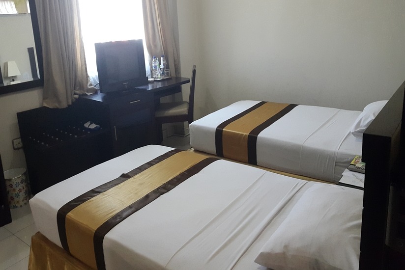 1. Red Doorz Premium Near Nippah Mall, 2. Hotel Tanjung, 3. Airy Eco Karebosi Jampea 2 Makassar, 4. Harmoni Inn Pelabuhan Makassar, 5. Airy Wajo Buru 23 Makassar, 6. New Legend Hotel, 7. Hotel Beril Nur, 8. D’Holiday Hotel, 9. Hotel Sanrina Makassar, 10. M Boutique Hotel, 11. Hotel Jolin, 12. Yasmin Hotel Makassar, 13. D’Bugis Ocean Hotel, 14. Allson City Hotel, 15. Airy Ujung Pandang Sungai Poso Makassar