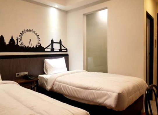 1. Red Doorz Premium Near Nippah Mall, 2. Hotel Tanjung, 3. Airy Eco Karebosi Jampea 2 Makassar, 4. Harmoni Inn Pelabuhan Makassar, 5. Airy Wajo Buru 23 Makassar, 6. New Legend Hotel, 7. Hotel Beril Nur, 8. D’Holiday Hotel, 9. Hotel Sanrina Makassar, 10. M Boutique Hotel, 11. Hotel Jolin, 12. Yasmin Hotel Makassar, 13. D’Bugis Ocean Hotel, 14. Allson City Hotel, 15. Airy Ujung Pandang Sungai Poso Makassar