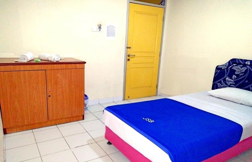 1. Kanaka Giana, 2. Wisma Jampea, 3. Makassar Guest House, 4. Valentino Boutique, 5. Wisma Banda, 6. Beril Nur Hotel, 7. Rumah Landee Homestay, 8. Jaya Homestay, 9. Airy Rooms, 10. BTP Homestay, 11. Salshabila House, 12. Wisma Tamalanrea UNHAS, 13. Favehotel, 14. Wisma Sentosa, 15. Buddies Homestay