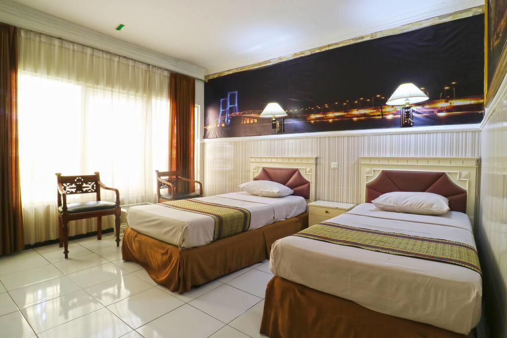 1. Red Doorz Premium Near Nippah Mall, 2. Hotel Tanjung, 3. Airy Eco Karebosi Jampea 2 Makassar, 4. Harmoni Inn Pelabuhan Makassar, 5. Airy Wajo Buru 23 Makassar, 6. New Legend Hotel, 7. Hotel Beril Nur, 8. D’Holiday Hotel, 9. Hotel Sanrina Makassar, 10. M Boutique Hotel, 11. Hotel Jolin, 12. Yasmin Hotel Makassar, 13. D’Bugis Ocean Hotel, 14. Allson City Hotel, 15. Airy Ujung Pandang Sungai Poso Makassar