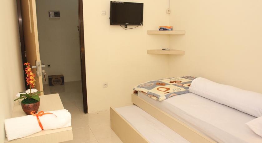1. Manado Grace Inn, 2. Airy Wenang Sutomo 4, 3. Genio Hotel, 4. Maleosan Inn, 5. Hotel Miracle, 6. Hotel Sahid Kawanua, 7. Hotel Sahid, 8. Avon’s Residence, 9. JLE’s Hotel, 10. Tepi Pantai, 11. Prince Boulevard, 12. Leos Hotel, 13. Hotel Formosa, 14. Quint, 15. Plaza Hotel