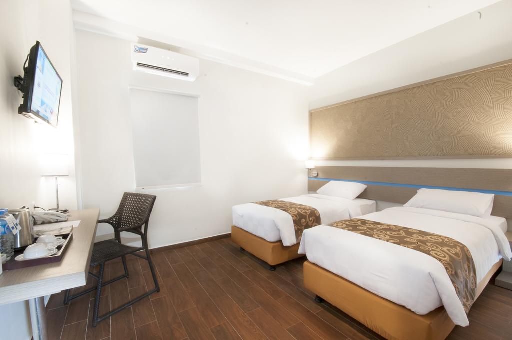 1. Manado Grace Inn, 2. Airy Wenang Sutomo 4, 3. Genio Hotel, 4. Maleosan Inn, 5. Hotel Miracle, 6. Hotel Sahid Kawanua, 7. Hotel Sahid, 8. Avon’s Residence, 9. JLE’s Hotel, 10. Tepi Pantai, 11. Prince Boulevard, 12. Leos Hotel, 13. Hotel Formosa, 14. Quint, 15. Plaza Hotel
