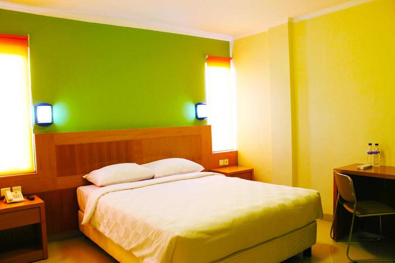 1. Manado Grace Inn, 2. Airy Wenang Sutomo 4, 3. Genio Hotel, 4. Maleosan Inn, 5. Hotel Miracle, 6. Hotel Sahid Kawanua, 7. Hotel Sahid, 8. Avon’s Residence, 9. JLE’s Hotel, 10. Tepi Pantai, 11. Prince Boulevard, 12. Leos Hotel, 13. Hotel Formosa, 14. Quint, 15. Plaza Hotel