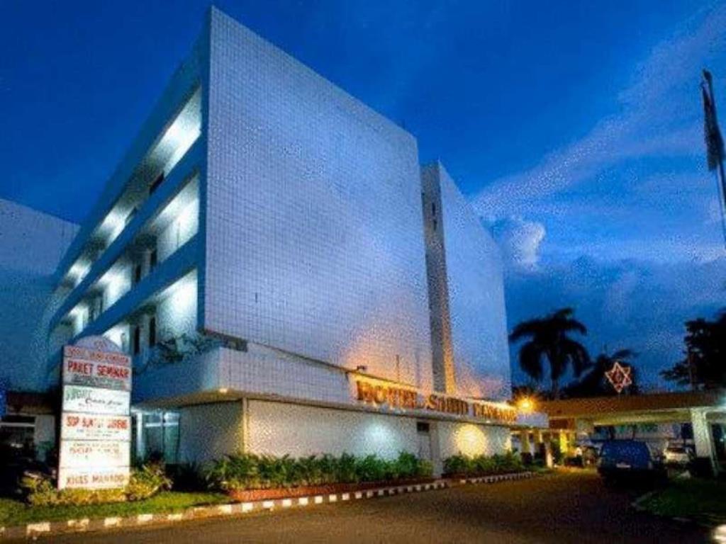 1. Manado Grace Inn, 2. Airy Wenang Sutomo 4, 3. Genio Hotel, 4. Maleosan Inn, 5. Hotel Miracle, 6. Hotel Sahid Kawanua, 7. Hotel Sahid, 8. Avon’s Residence, 9. JLE’s Hotel, 10. Tepi Pantai, 11. Prince Boulevard, 12. Leos Hotel, 13. Hotel Formosa, 14. Quint, 15. Plaza Hotel