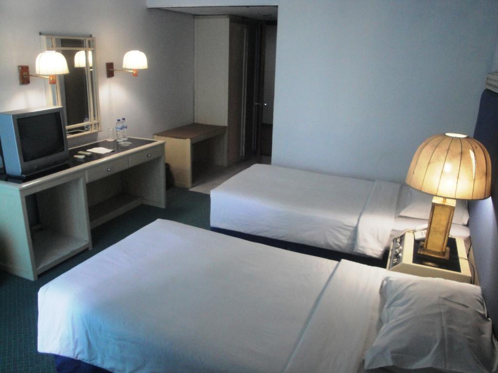 1. Manado Grace Inn, 2. Airy Wenang Sutomo 4, 3. Genio Hotel, 4. Maleosan Inn, 5. Hotel Miracle, 6. Hotel Sahid Kawanua, 7. Hotel Sahid, 8. Avon’s Residence, 9. JLE’s Hotel, 10. Tepi Pantai, 11. Prince Boulevard, 12. Leos Hotel, 13. Hotel Formosa, 14. Quint, 15. Plaza Hotel