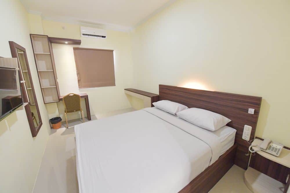 1. Manado Grace Inn, 2. Airy Wenang Sutomo 4, 3. Genio Hotel, 4. Maleosan Inn, 5. Hotel Miracle, 6. Hotel Sahid Kawanua, 7. Hotel Sahid, 8. Avon’s Residence, 9. JLE’s Hotel, 10. Tepi Pantai, 11. Prince Boulevard, 12. Leos Hotel, 13. Hotel Formosa, 14. Quint, 15. Plaza Hotel