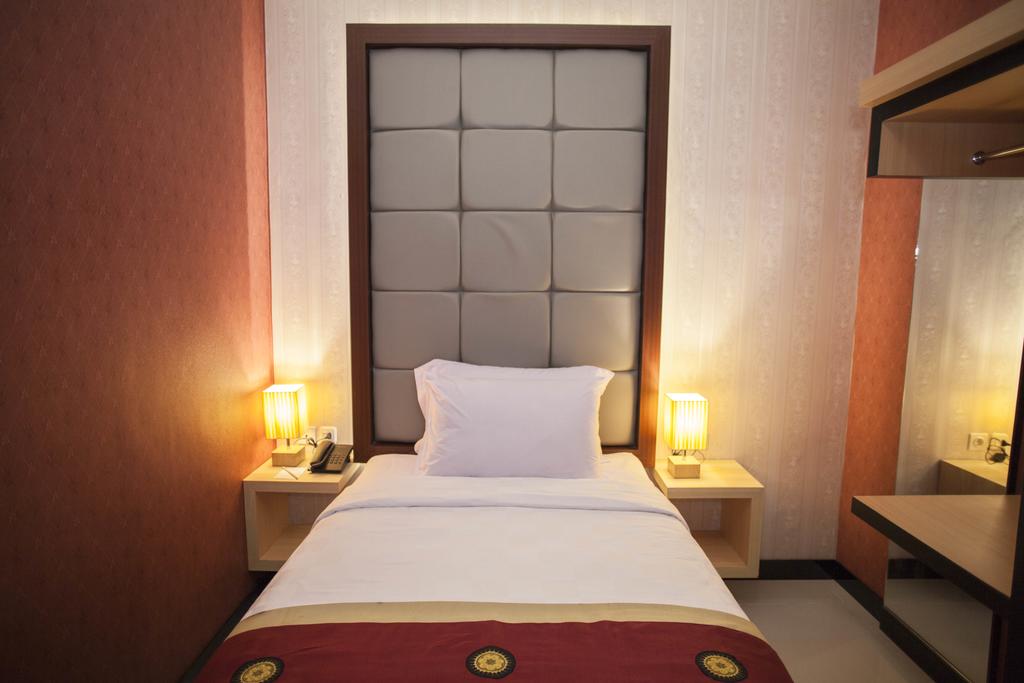 1. Manado Grace Inn, 2. Airy Wenang Sutomo 4, 3. Genio Hotel, 4. Maleosan Inn, 5. Hotel Miracle, 6. Hotel Sahid Kawanua, 7. Hotel Sahid, 8. Avon’s Residence, 9. JLE’s Hotel, 10. Tepi Pantai, 11. Prince Boulevard, 12. Leos Hotel, 13. Hotel Formosa, 14. Quint, 15. Plaza Hotel