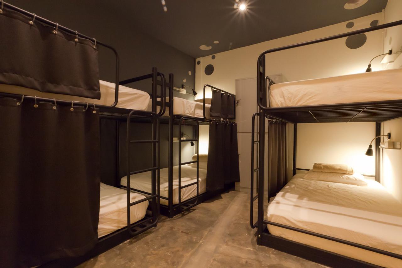 1. Coziee Lodge, 2. Mori Hostel, 3. Summer Tavern, 4. YMCA International, 5. Attic Airways, 6. Zen Rooms Jinshan, 7. Apartemen Lucky Plaza, 8. York Hotel, 9. Hotel 81 Selegie, 10. Moni Gallery, 11. Traveller @SG, 12. The Mitraa Hostel, 13. Prince OF Wales, 14. Backpacker’s Inn, 15. Society Backpacker Hotel
