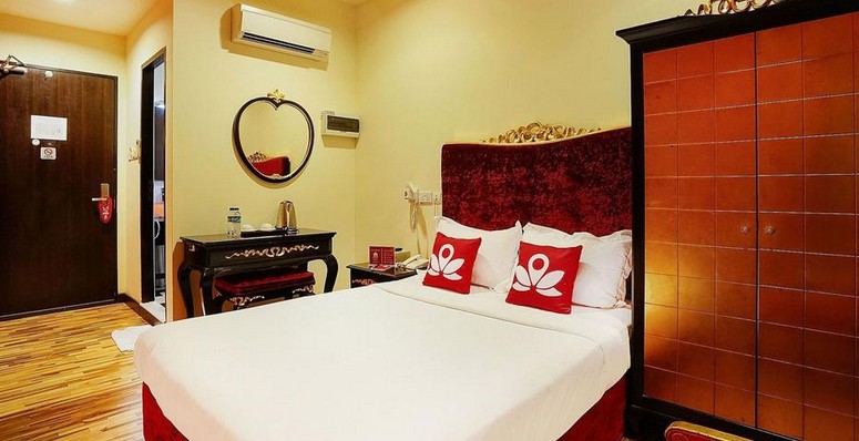 1. Coziee Lodge, 2. Mori Hostel, 3. Summer Tavern, 4. YMCA International, 5. Attic Airways, 6. Zen Rooms Jinshan, 7. Apartemen Lucky Plaza, 8. York Hotel, 9. Hotel 81 Selegie, 10. Moni Gallery, 11. Traveller @SG, 12. The Mitraa Hostel, 13. Prince OF Wales, 14. Backpacker’s Inn, 15. Society Backpacker Hotel