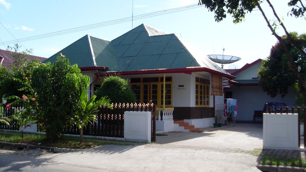 1. Wisma Mutiara, 2. Wisma Bhakti, 3. Wisma Puri Wedari, 4. Wisma Kemala, 5. Wisma Andalas, 6. Yani Homestay, 7. Padang Homestay, 8. Maharani, 9. Hotel Flaminggo, 10. Wisma Esra, 11. Wisma Puri Kartika, 12. Lorent Homestay, 13. Hotel Prima, 14. Ruqita Homestay, 15. Musa Enda Homestay