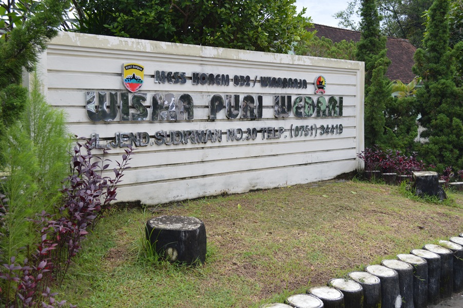 1. Wisma Mutiara, 2. Wisma Bhakti, 3. Wisma Puri Wedari, 4. Wisma Kemala, 5. Wisma Andalas, 6. Yani Homestay, 7. Padang Homestay, 8. Maharani, 9. Hotel Flaminggo, 10. Wisma Esra, 11. Wisma Puri Kartika, 12. Lorent Homestay, 13. Hotel Prima, 14. Ruqita Homestay, 15. Musa Enda Homestay