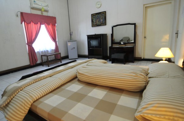 1. Wisma Mutiara, 2. Wisma Bhakti, 3. Wisma Puri Wedari, 4. Wisma Kemala, 5. Wisma Andalas, 6. Yani Homestay, 7. Padang Homestay, 8. Maharani, 9. Hotel Flaminggo, 10. Wisma Esra, 11. Wisma Puri Kartika, 12. Lorent Homestay, 13. Hotel Prima, 14. Ruqita Homestay, 15. Musa Enda Homestay