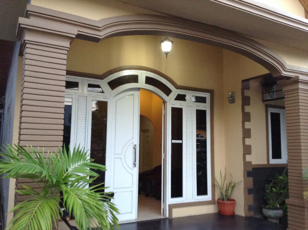 1. Wisma Mutiara, 2. Wisma Bhakti, 3. Wisma Puri Wedari, 4. Wisma Kemala, 5. Wisma Andalas, 6. Yani Homestay, 7. Padang Homestay, 8. Maharani, 9. Hotel Flaminggo, 10. Wisma Esra, 11. Wisma Puri Kartika, 12. Lorent Homestay, 13. Hotel Prima, 14. Ruqita Homestay, 15. Musa Enda Homestay