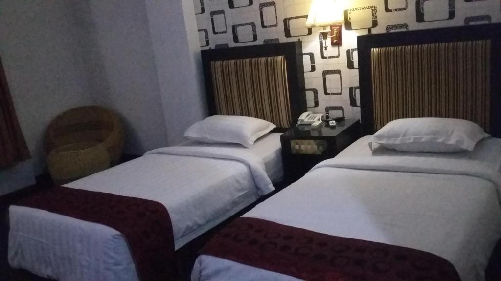 1. Wisma Mutiara, 2. Wisma Bhakti, 3. Wisma Puri Wedari, 4. Wisma Kemala, 5. Wisma Andalas, 6. Yani Homestay, 7. Padang Homestay, 8. Maharani, 9. Hotel Flaminggo, 10. Wisma Esra, 11. Wisma Puri Kartika, 12. Lorent Homestay, 13. Hotel Prima, 14. Ruqita Homestay, 15. Musa Enda Homestay