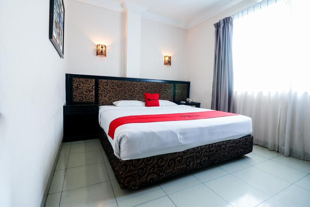 1. Holiday Hotel, 2. RedDoorz Plus near Living World Pekanbaru, 3. RedDoorz Plus near Pekanbaru Mall, 4. RedDoorz Plus @ Jalan Dr Sutomo Pekanbaru, 5. RedDoorz Plus near Pasar Wisata Pekanbaru, 6. Sabrina Hotel Sisingamangaraja, 7. Sabrina 45 Hotel, 8. Airy Wonorejo Tuanku Tambusai Komplek Paninsula C3 Pekanbaru, 9. Marcopolo Homestay Pekanbaru, 10. Airy Kota Tinggi Gatot Subroto 2 Pekanbaru, 11. Sabrina Peninsula Hotel, 12. Airy Syariah Suka Mulia Sarwo Edhie Pekanbaru, 13. Airy Wonorejo Ruko Lancang Kuning Nangka Pekanbaru, 14. Airy Sumahilang Sisingamangaraja 10 Pekanbaru, 15. Trenz Hotel