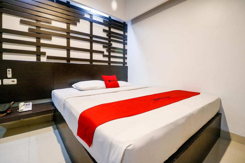 1. Holiday Hotel, 2. RedDoorz Plus near Living World Pekanbaru, 3. RedDoorz Plus near Pekanbaru Mall, 4. RedDoorz Plus @ Jalan Dr Sutomo Pekanbaru, 5. RedDoorz Plus near Pasar Wisata Pekanbaru, 6. Sabrina Hotel Sisingamangaraja, 7. Sabrina 45 Hotel, 8. Airy Wonorejo Tuanku Tambusai Komplek Paninsula C3 Pekanbaru, 9. Marcopolo Homestay Pekanbaru, 10. Airy Kota Tinggi Gatot Subroto 2 Pekanbaru, 11. Sabrina Peninsula Hotel, 12. Airy Syariah Suka Mulia Sarwo Edhie Pekanbaru, 13. Airy Wonorejo Ruko Lancang Kuning Nangka Pekanbaru, 14. Airy Sumahilang Sisingamangaraja 10 Pekanbaru, 15. Trenz Hotel