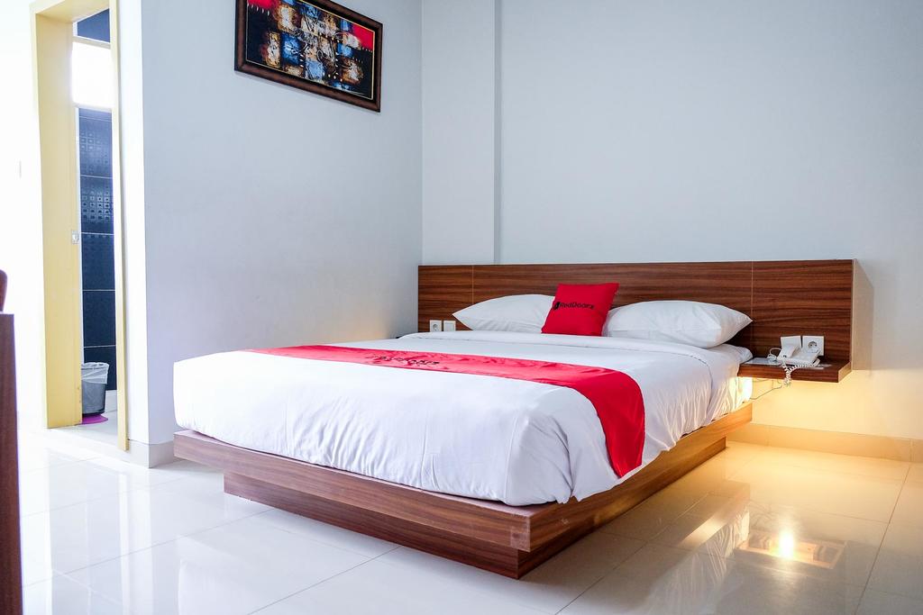 1. Holiday Hotel, 2. RedDoorz Plus near Living World Pekanbaru, 3. RedDoorz Plus near Pekanbaru Mall, 4. RedDoorz Plus @ Jalan Dr Sutomo Pekanbaru, 5. RedDoorz Plus near Pasar Wisata Pekanbaru, 6. Sabrina Hotel Sisingamangaraja, 7. Sabrina 45 Hotel, 8. Airy Wonorejo Tuanku Tambusai Komplek Paninsula C3 Pekanbaru, 9. Marcopolo Homestay Pekanbaru, 10. Airy Kota Tinggi Gatot Subroto 2 Pekanbaru, 11. Sabrina Peninsula Hotel, 12. Airy Syariah Suka Mulia Sarwo Edhie Pekanbaru, 13. Airy Wonorejo Ruko Lancang Kuning Nangka Pekanbaru, 14. Airy Sumahilang Sisingamangaraja 10 Pekanbaru, 15. Trenz Hotel