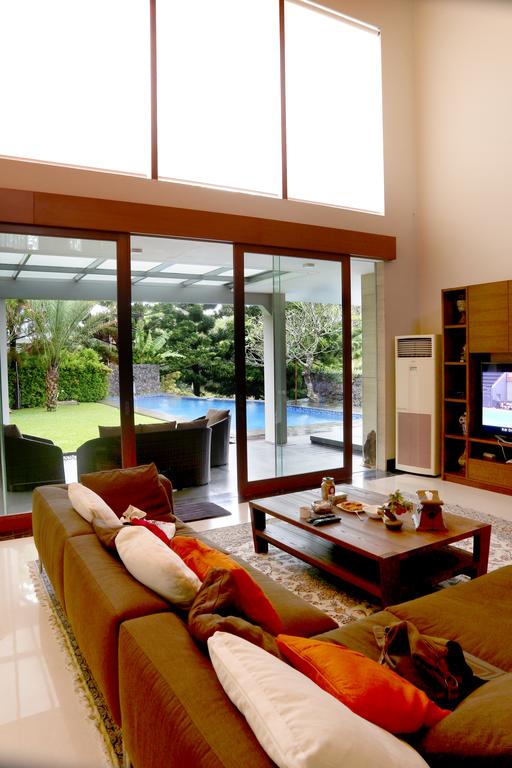 1. Mom’s Villa, 2. Cozy Rancamaya, 3. Villa Amadin, 4. R Hotel & Villa