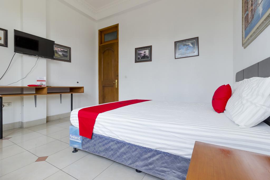 1. Kost CMC, 2. RedDoorz Taman Menteng, 3. Siti Hotel, 4. Ayodhya Residence, 5. Mandala Hotel, 6. Wisma Dahlia, 7. Wisma Melati, 8. Tirta Mansion Lippo Karawaci, 9. Airy Eco Cipondoh, 10. Winter Residence, 11. Istana Nelayan, 12. Hotel Transit FM3, 13. Poris 88, 14. Kost Ibu Emah, 15. Tanjung Pasir Resort